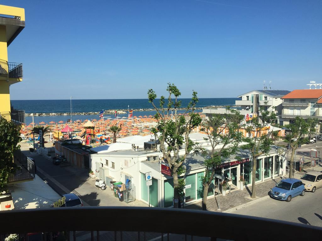 Hotel Acapulco Viserbella di Rimini Exteriör bild